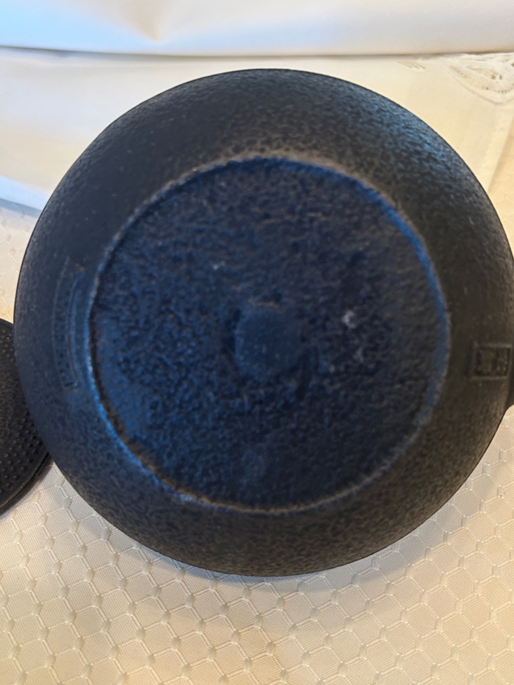 IWACHU Tetsubin Kuro 3-Arare
Black Hobnail Cast Iron Teapot with Trivet - Picture 13 of 13
